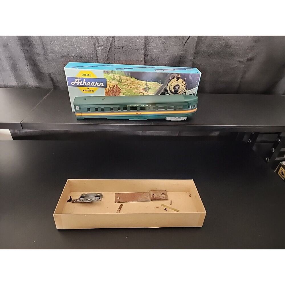 Athearn 1836 Northern Pacific SL Observation Passenger Car 3246 Pine Tree Green